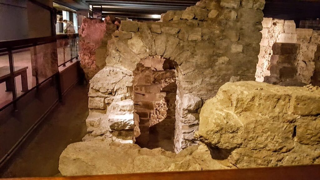 The Archaeological Crypt of the Île de la Cité: Museum of Parisian Archaeology 3 The Archeological Crypt of the Île de la Cité