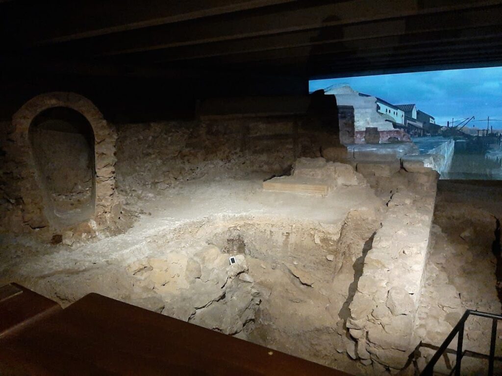 The Archaeological Crypt of the Île de la Cité: Museum of Parisian Archaeology 4 The Archeological Crypt of the Île de la Cité