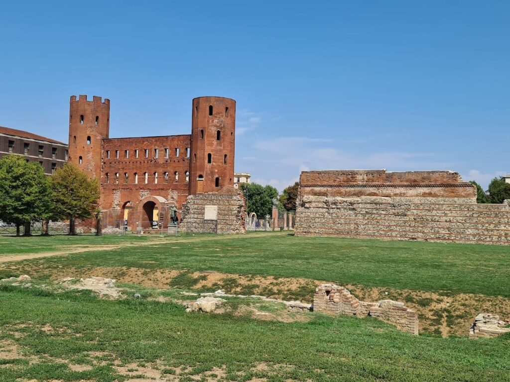 Palatine Gate: The Roman Northern Entrance to Turin 1 Palatine Gate