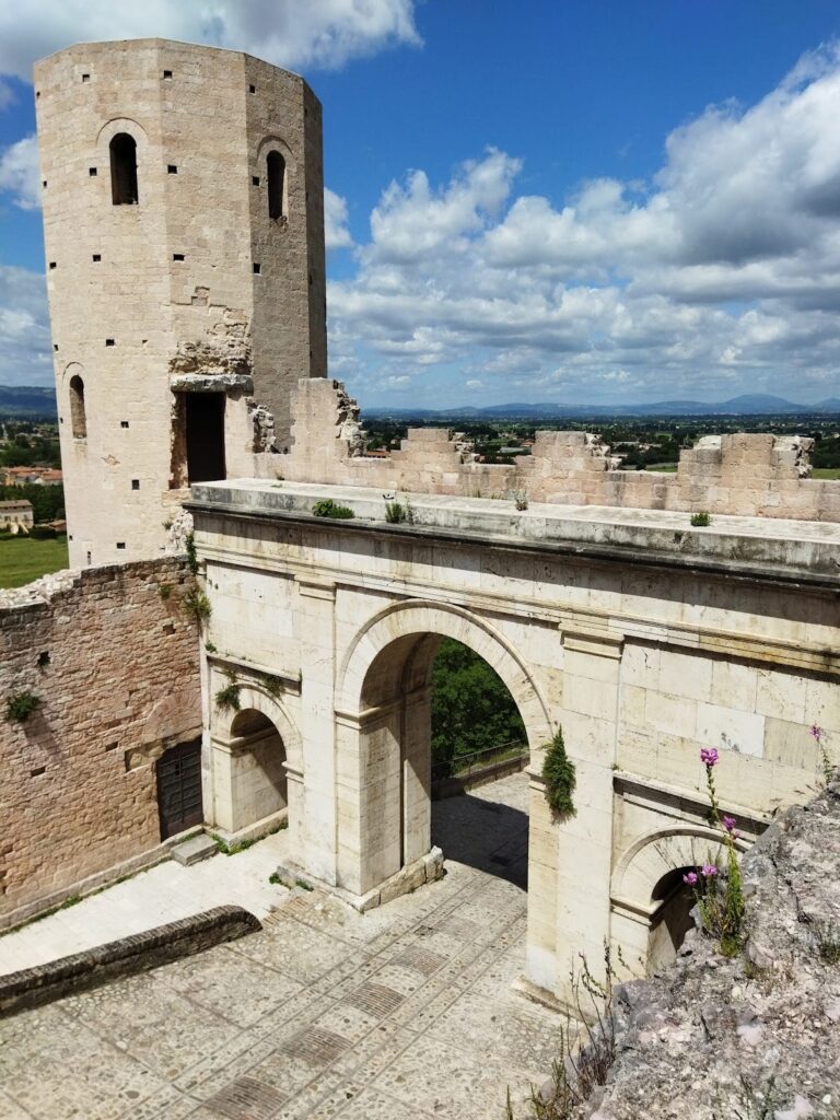 Venus' Gate: An Augustan Roman Gate in Spello, Italy 2 Venus' Gate