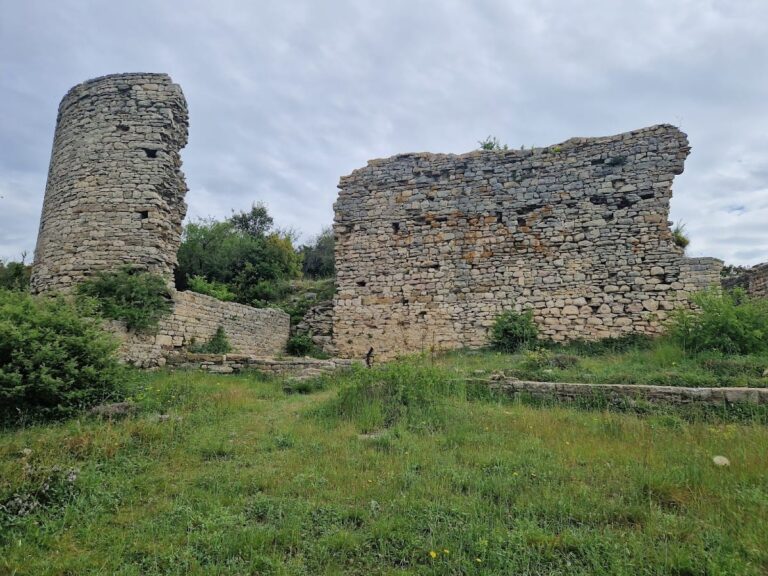 Caesar’s Camp in Laudun-l’Ardoise: A Historic Fortified Settlement in Southern France