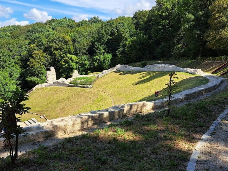 Gallo-Roman Theatre at Les Bouchauds: A Historic Site in Saint-Cybardeaux, France