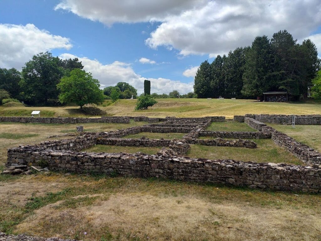 Archaeological site of Fontaines Salées: A Prehistoric, Celtic, and Gallo-Roman Spring Complex in France 3 Archaeological site of Fontaines Salées
