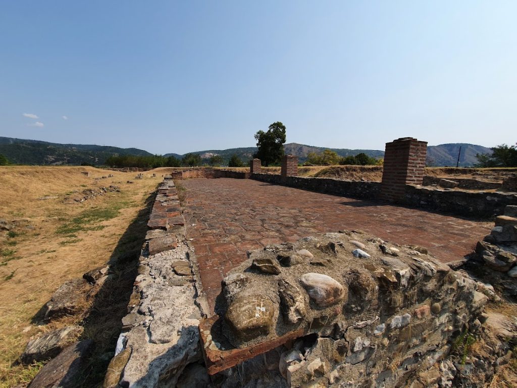 Roman Fortification Diana: A Roman Danube Frontier Fort in Serbia 1 Roman Fortification Diana