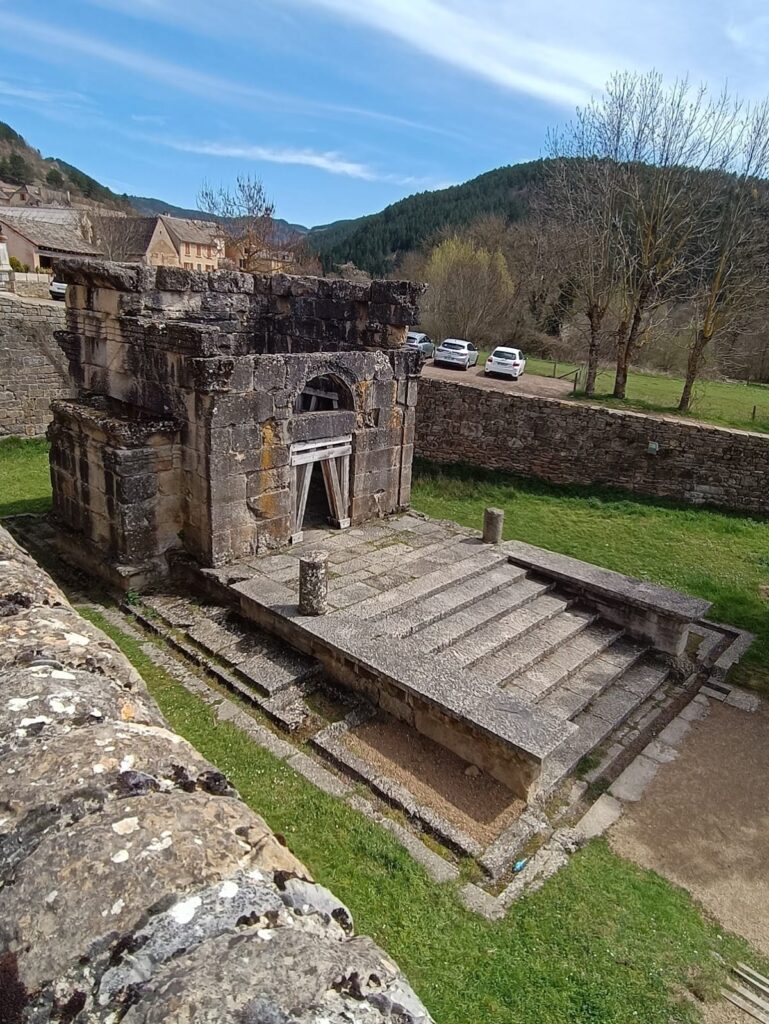 Mausoleum of Lanuéjols: A Roman Funerary Monument in Southern France 6 Mausoleum of Lanu