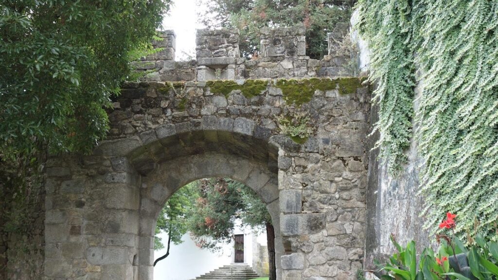 Roman Arch of Dona Isabel in Évora: A Historic Gateway from Ancient to Medieval Times 9 Roman Arch of Dona Isabel