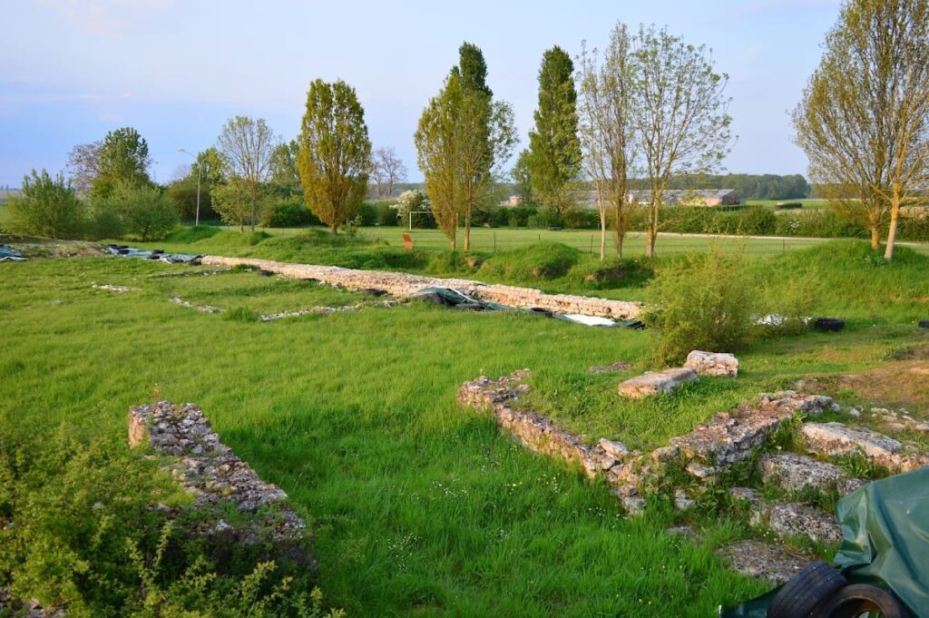 Gallo-Roman Theatre of Châteaubleau: An Ancient Cultural Site in Île-de-France 9 Gallo-Roman Theatre of Châteaubleau