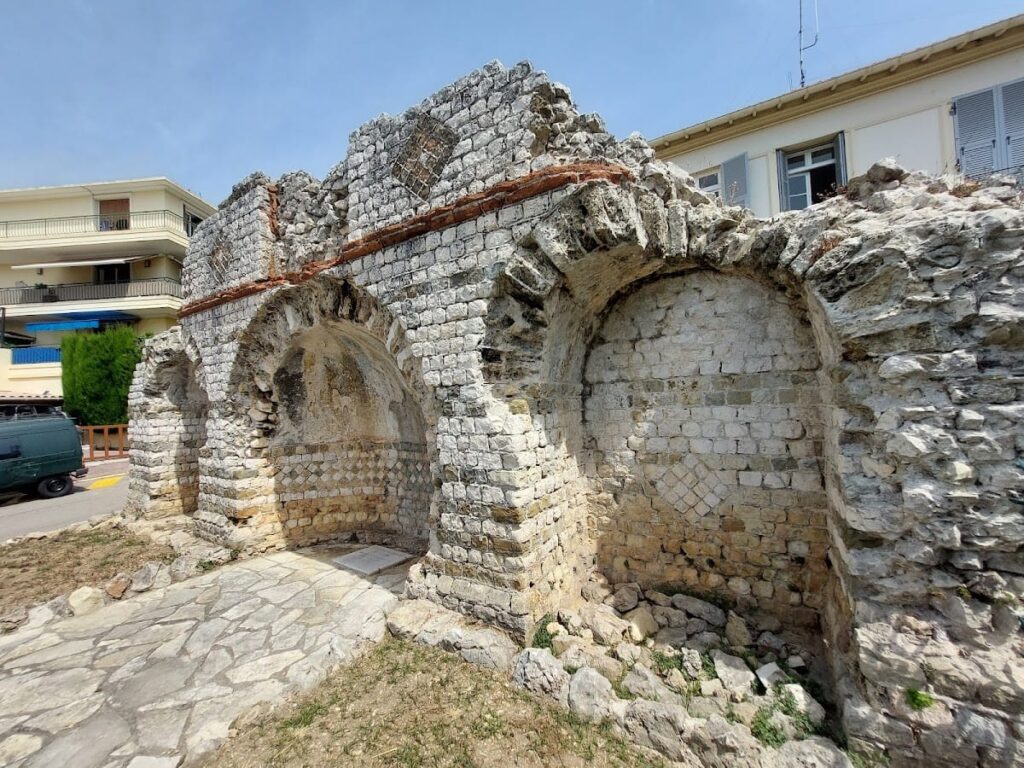 Mausoleum of Lumone: A Roman Funerary Monument in France 1 Mausoleum of Lumone