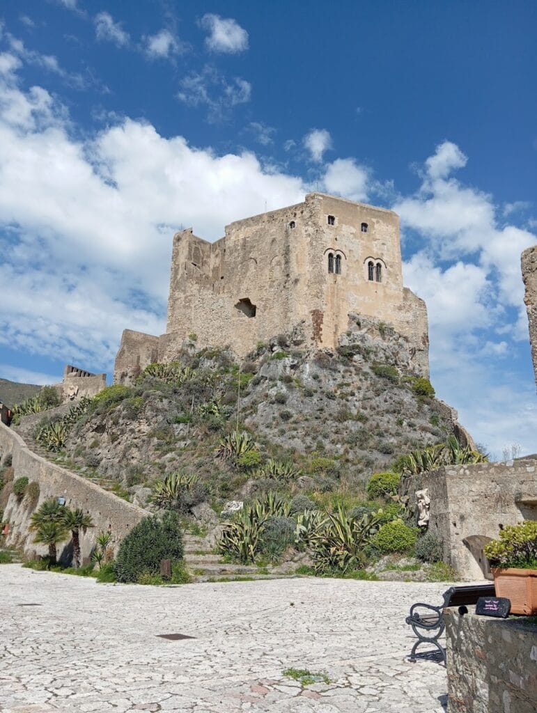 Castello Rufo Ruffo: A Medieval Defensive Stronghold and Noble Residence in Italy 1 Castello Rufo Ruffo