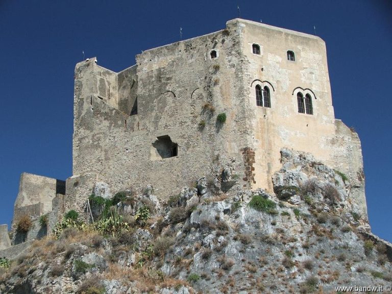 Castello Rufo Ruffo: A Medieval Defensive Stronghold and Noble Residence in Italy
