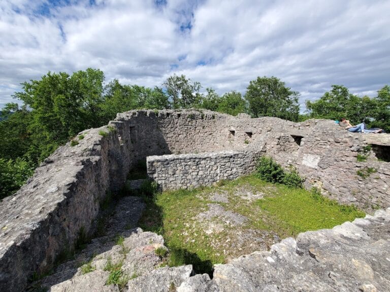 Alt-Wartburg Ruin: A Medieval Castle in Oftringen, Switzerland