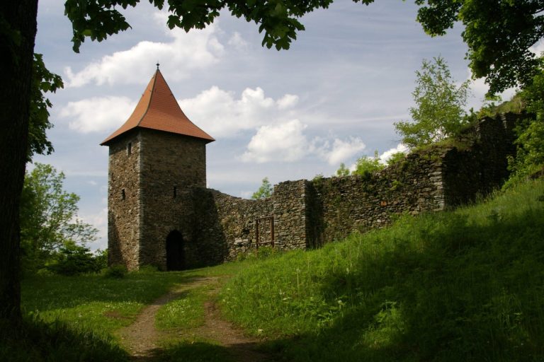 Wiedersberg Castle: A Medieval Roadside Fortress in Germany