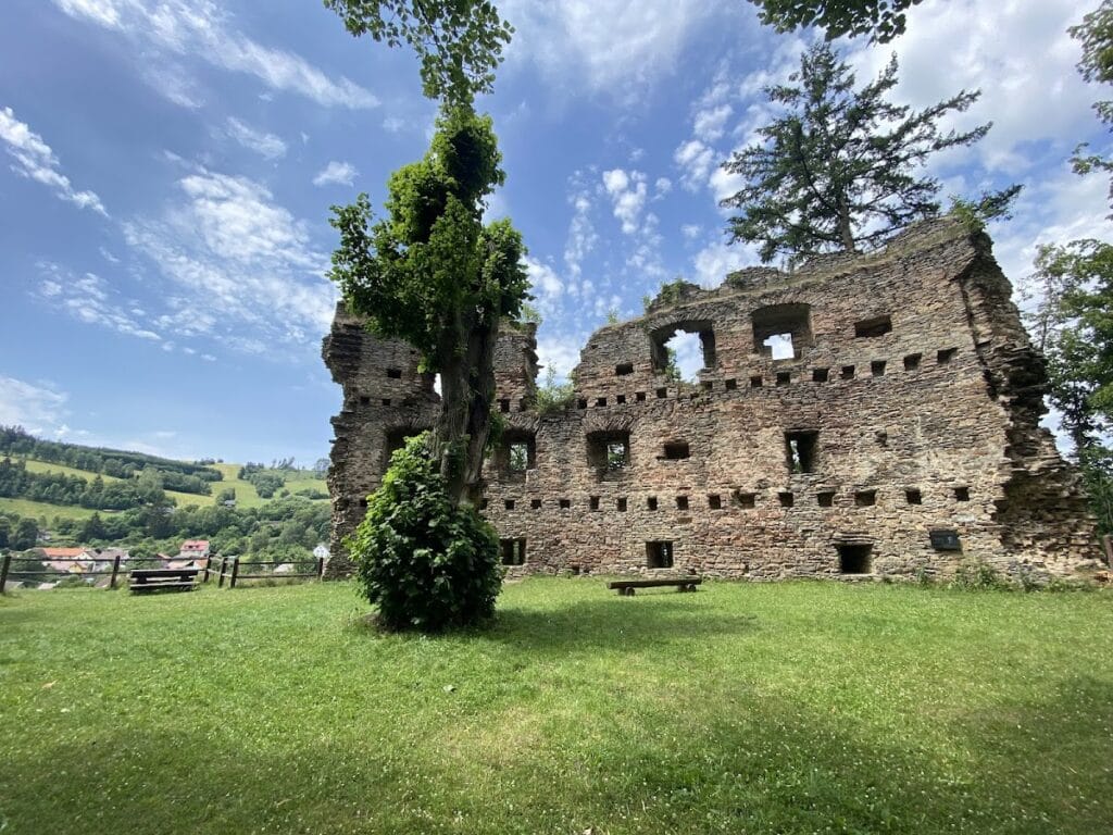 Dalečín Castle: A Fourteenth-Century Mantle-Wall Castle Ruin in Czechia 1 Dalečín Castle