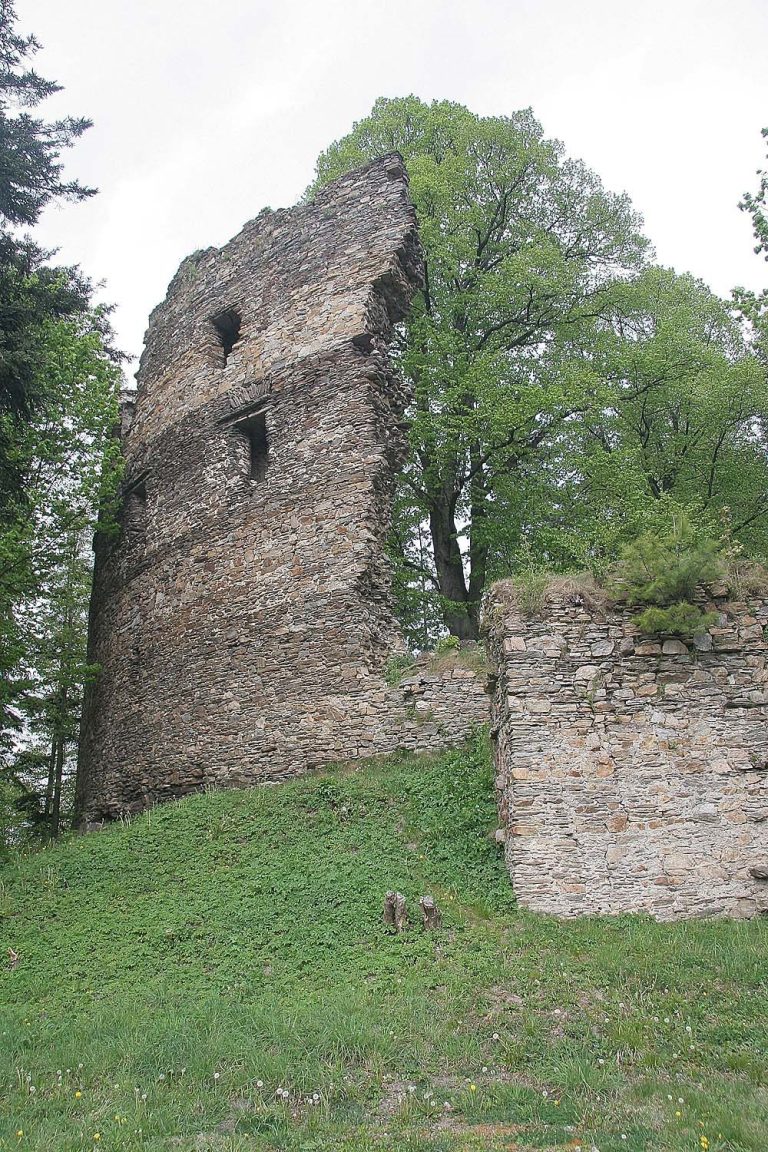 Dalečín Castle: A Fourteenth-Century Mantle-Wall Castle Ruin in Czechia