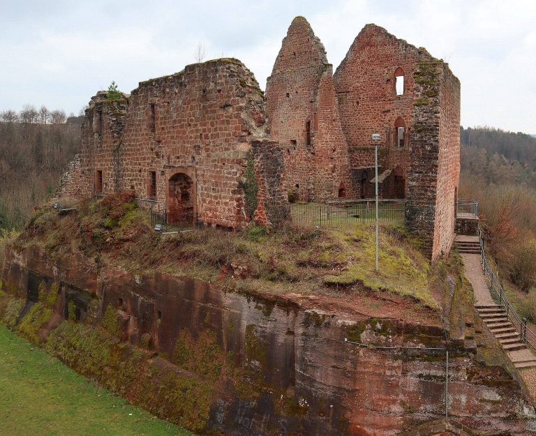 Burgruine Freudenburg: Medieval Spur Castle Ruin in Germany
