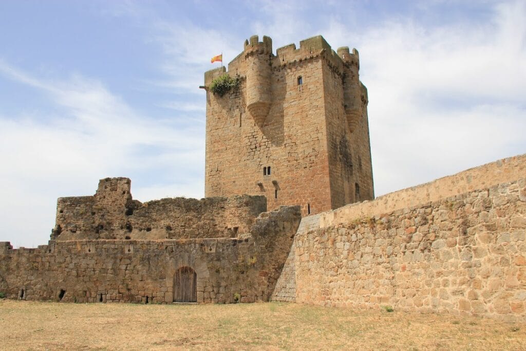 Castle of San Felices de los Gallegos: A Medieval Palace-Fortress in Spain 1 Castle of San Felices de los Gallegos
