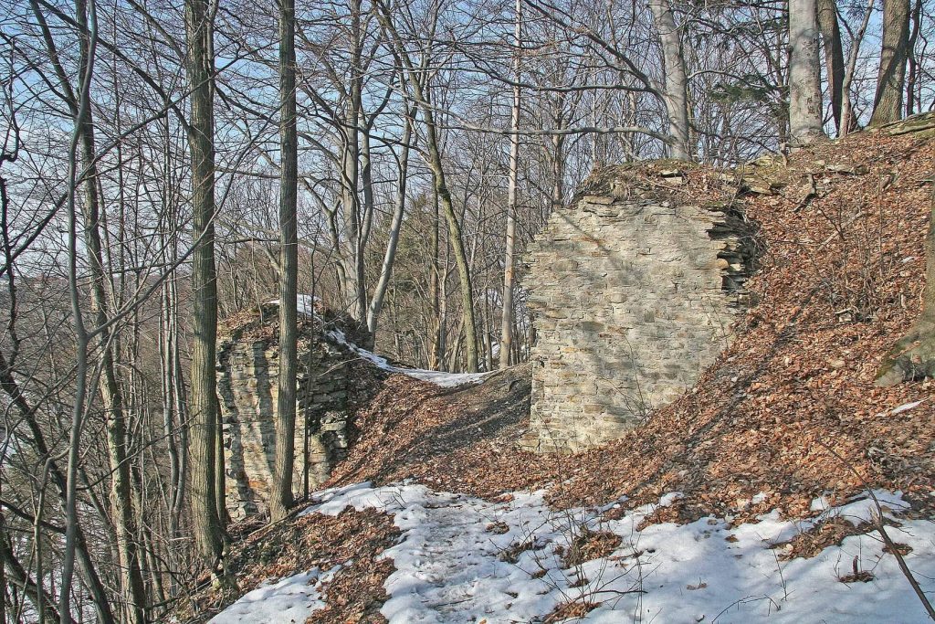 Výrov: A Gothic Castle Ruin in Czechia 2 Výrov