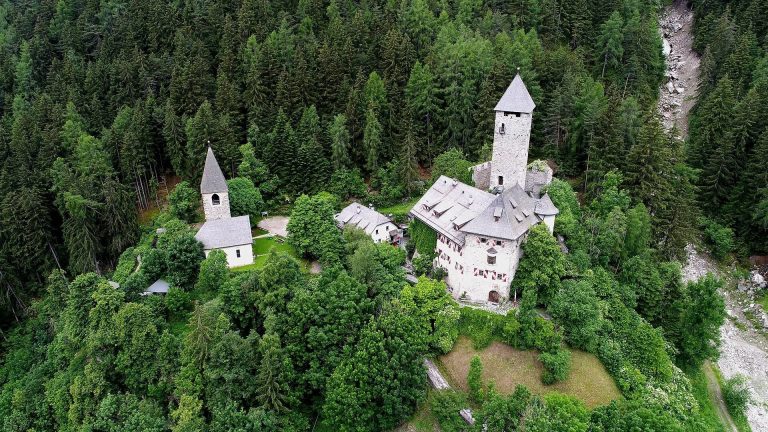 Neuhaus Castle: A Medieval Fortress in Gais, Italy