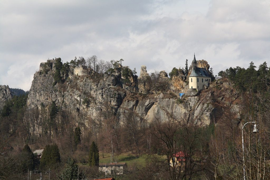 Vranov Castle: A Medieval Rock Fortress and Romantic Memorial Complex in Czechia 1 Vranov Castle
