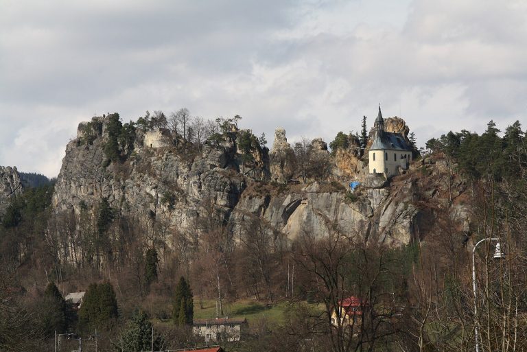 Vranov Castle: A Medieval Rock Fortress and Romantic Memorial Complex in Czechia