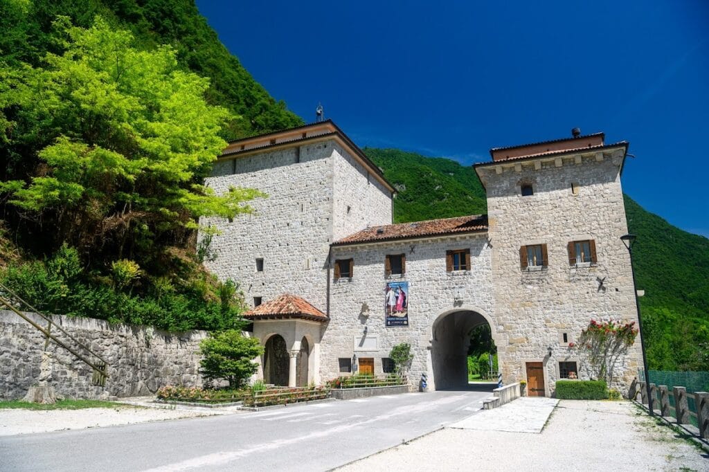 Castello di Quero: A Fourteenth-Century Venetian Fortress in Italy 1 Castello di Quero