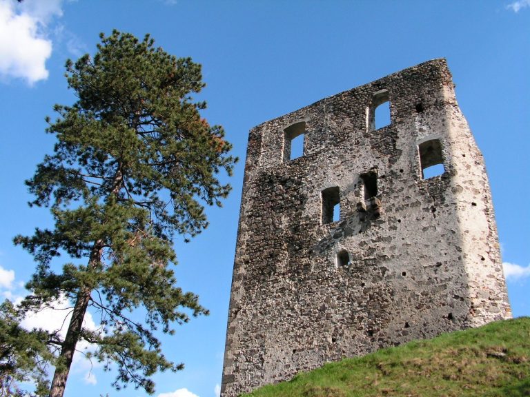 Dobrá Niva Castle: A Gothic Hilltop Fortress in Slovakia