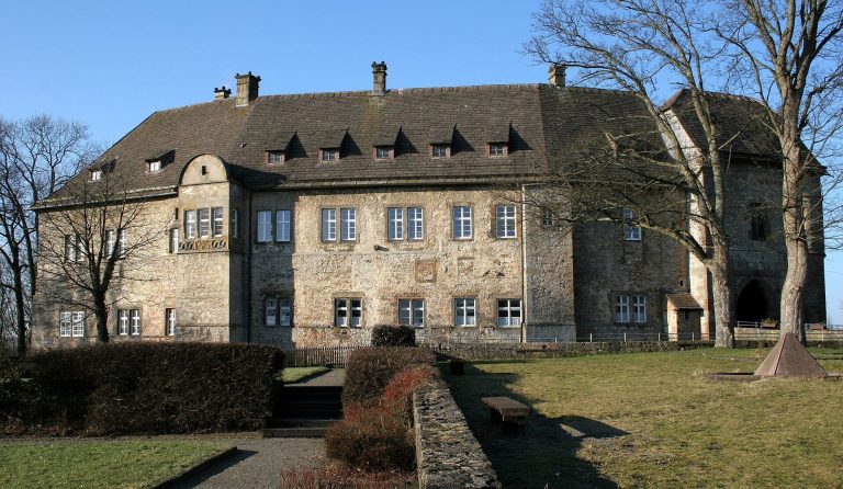 Burg Dringenberg: A Medieval Territorial Castle in Germany