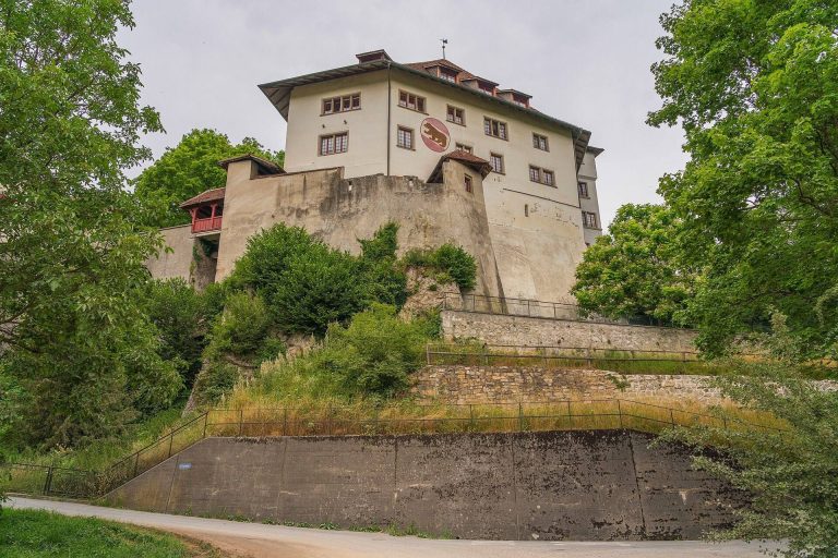 Biberstein Castle: A Medieval Fortress and Vogt Residence in Switzerland
