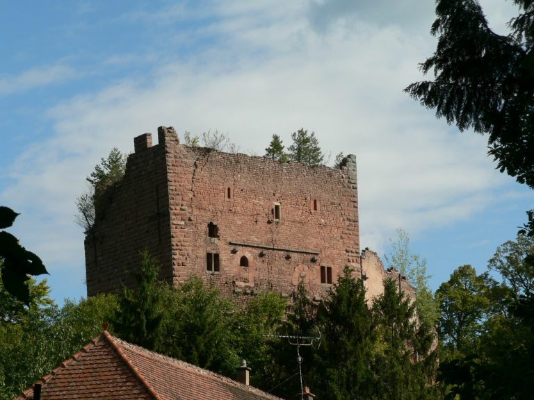 Château de Rathsamhausen: A Ruined Hilltop Castle in France