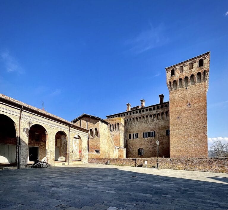 Rocca di Vignola: A Medieval Castle in Italy