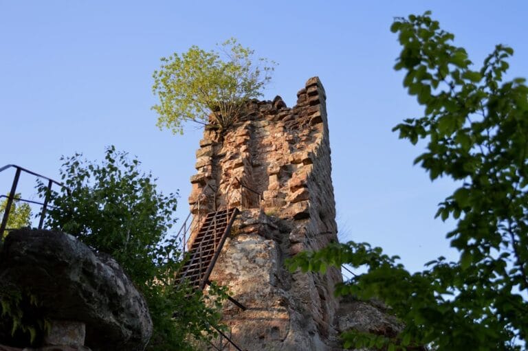 Château de Lutzelhardt: A Medieval Fortress in Obersteinbach, France