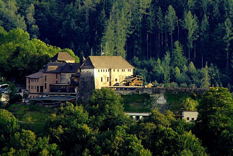 Oberkapfenberg Castle: A Medieval Seat and Renaissance Fortress in Austria