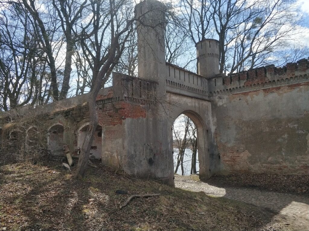 Gerdauen Castle: A Historic Teutonic Fortress in Zheleznodorozhny, Russia 3 Gerdauen Castle