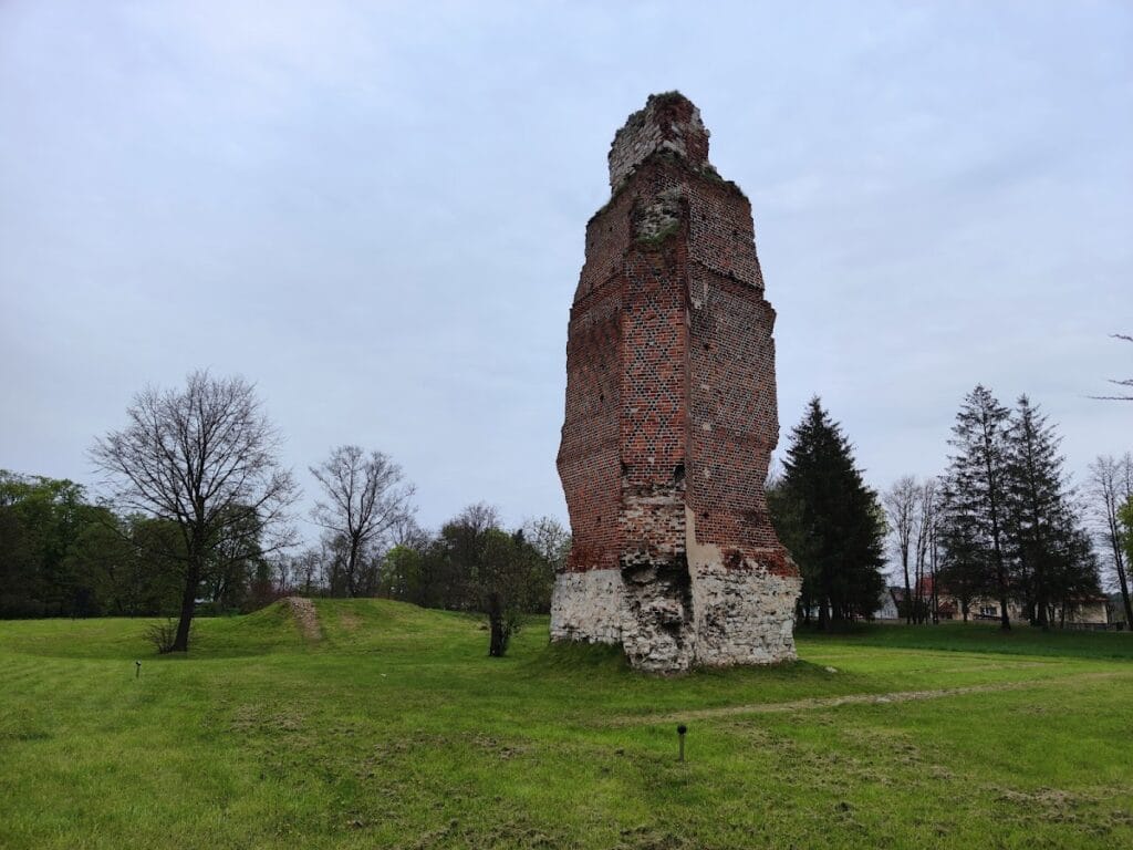 Castle Ruins in Rytwiany: A Gothic Knightly Castle 1 Castle ruins in Rytwiany