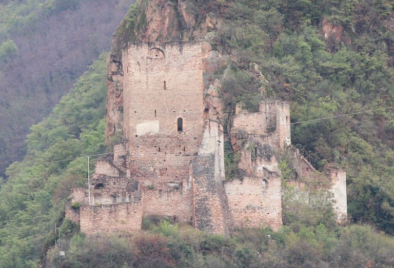 Neuhaus Castle: A Medieval Border Fortress above Terlan