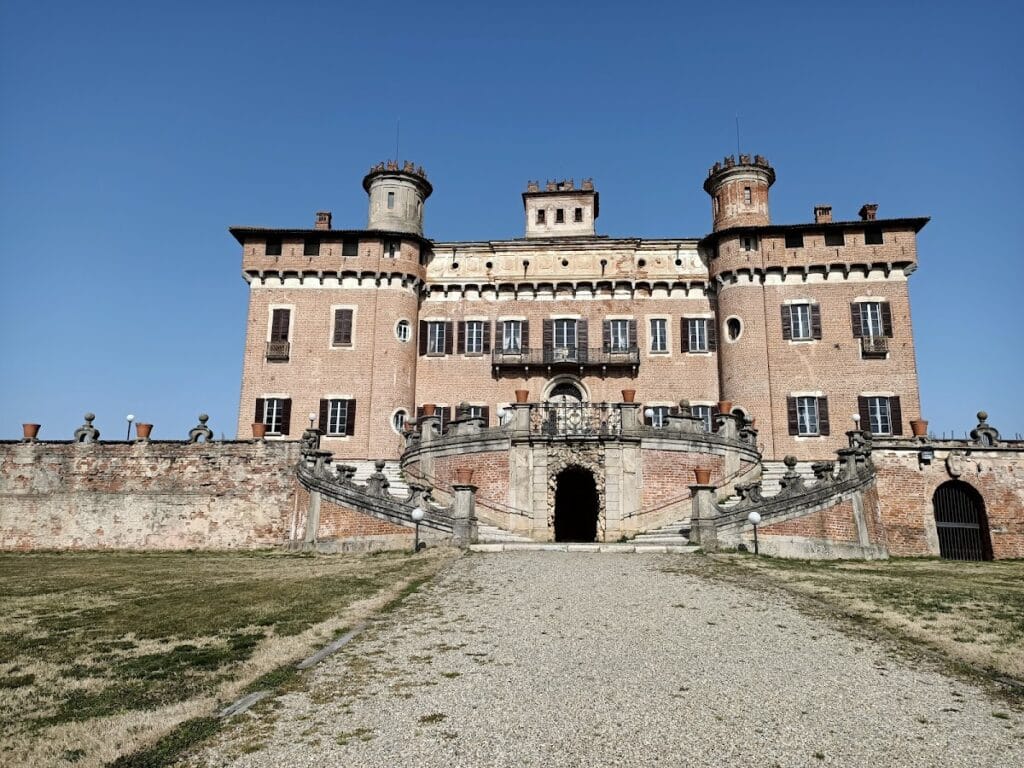Chignolo Po Castle: A Historic Fortress and Noble Residence in Italy 4 Chignolo Po Castle