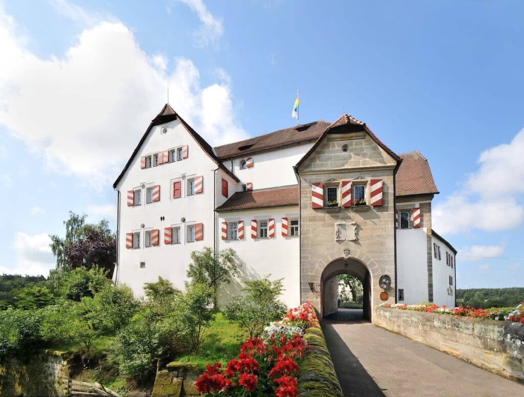 Henfenfeld Castle (Pfinzing Castle): A Medieval Hill Castle in Germany 1 Mittelalterliche Burganlage mit unregelmäßigen Innenhof: Palas in Henfenfeld