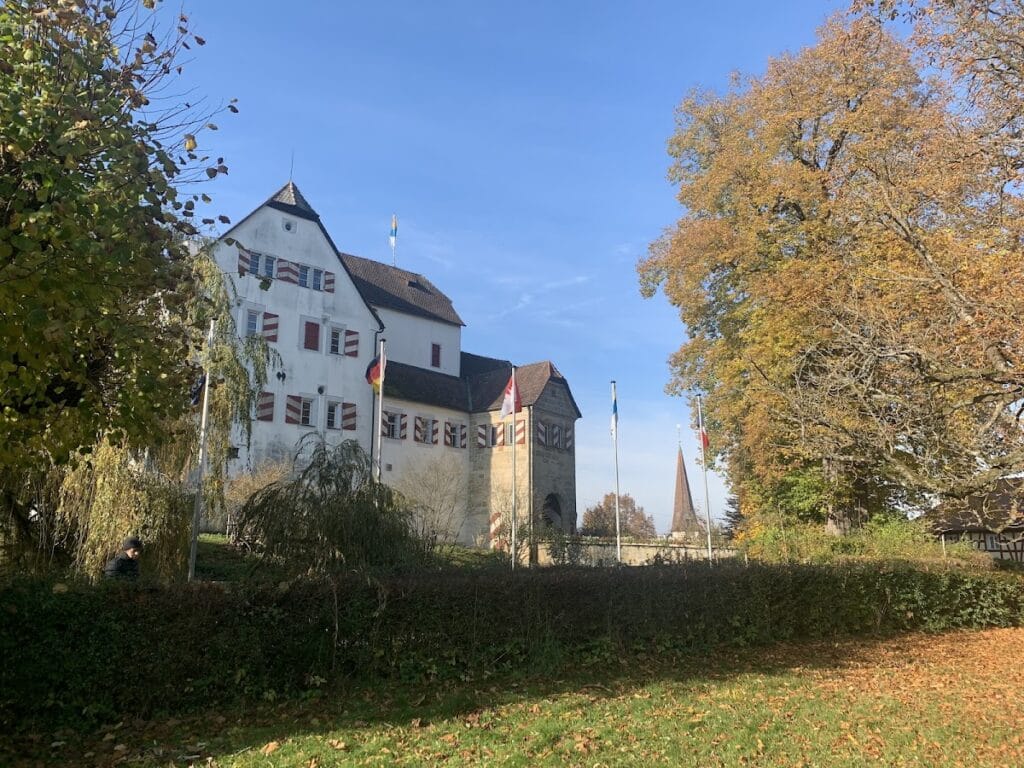 Henfenfeld Castle (Pfinzing Castle): A Medieval Hill Castle in Germany 2 Mittelalterliche Burganlage mit unregelmäßigen Innenhof: Palas in Henfenfeld