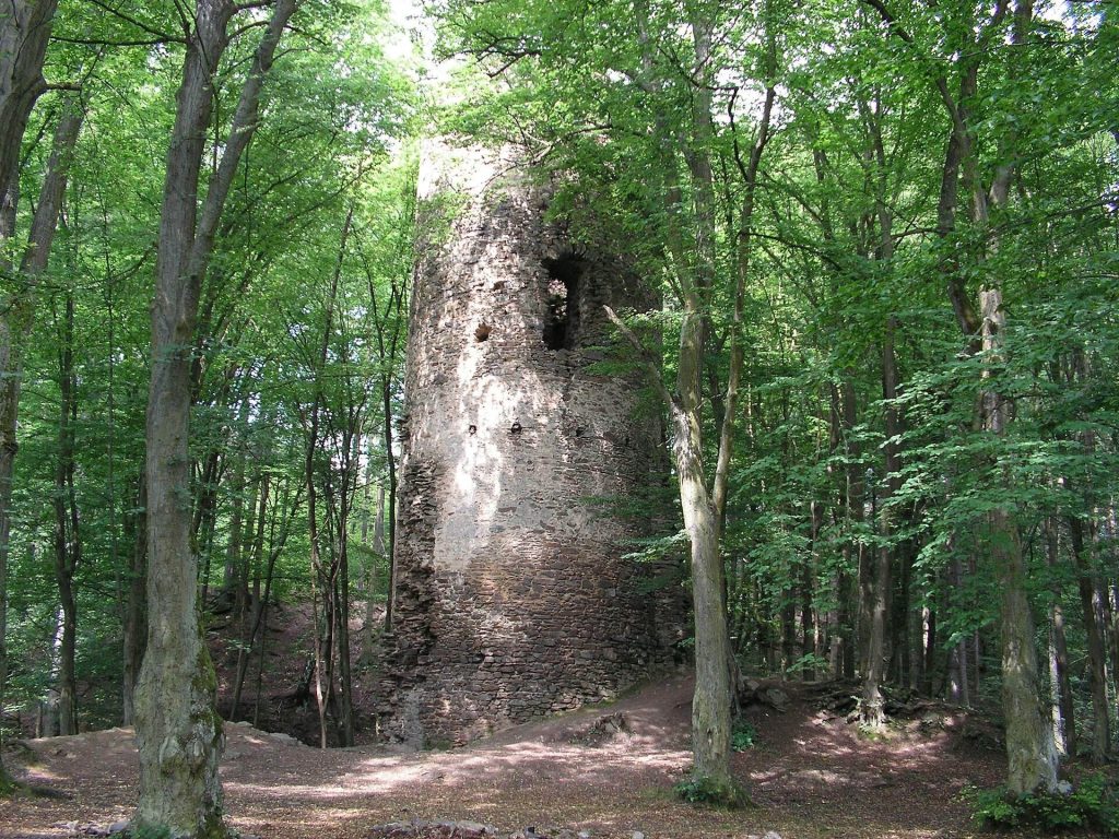 Chřenovice: A Gothic Bergfried Castle Ruin in Czechia 1 Chřenovice