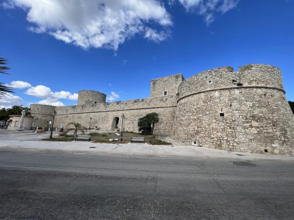 Castello svevo angioino: A Medieval and Early Modern Fortress in Manfredonia 1 Castello svevo angioino