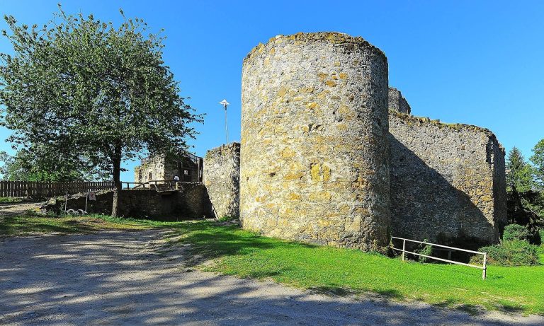 Burgruine Taggenbrunn: A Medieval Hilltop Castle in Austria