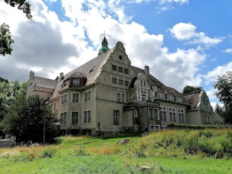 Ploty Old Castle: A Medieval Stronghold and Renaissance Residence in Poland