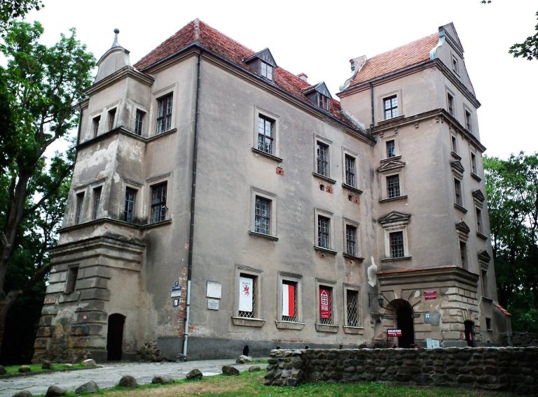 Ploty Old Castle: A Medieval Stronghold and Renaissance Residence in Poland