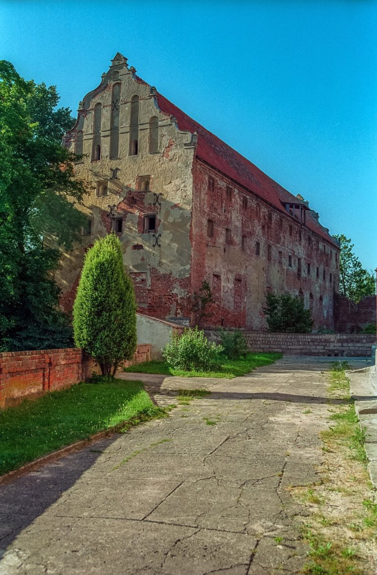 Warmian Cathedral Chapter Castle in Pieniężno: A Gothic Episcopal and Chapter Castle