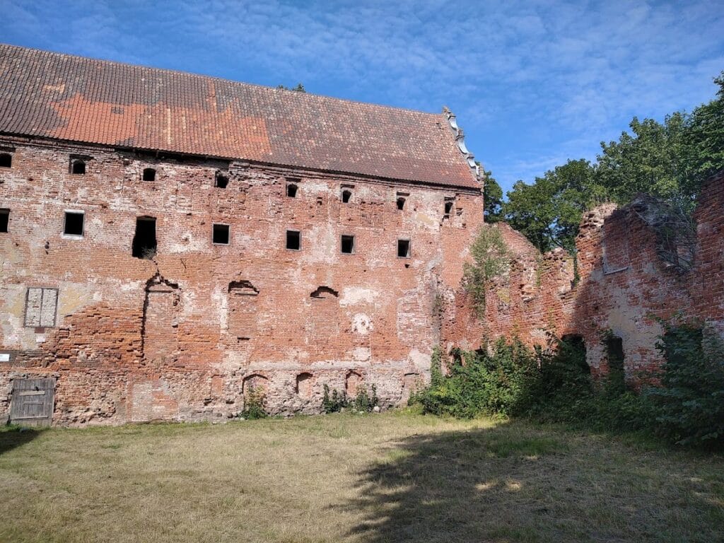 Warmian Cathedral Chapter Castle in Pieniężno: A Gothic Episcopal and Chapter Castle 1 Zamek Kapituły Warmińskiej w Pieniężnie