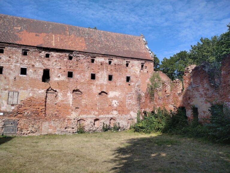 Warmian Cathedral Chapter Castle in Pieniężno: A Gothic Episcopal and Chapter Castle