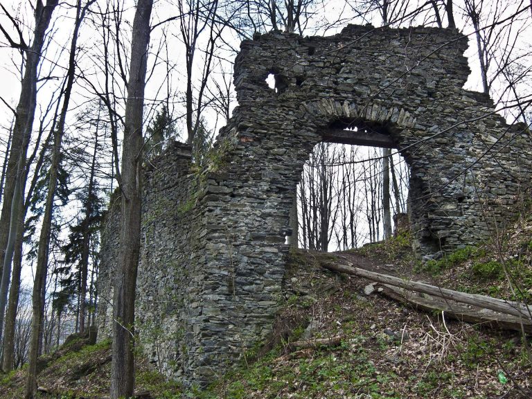 Nový Hrad: A Medieval Castle Ruin in Czechia