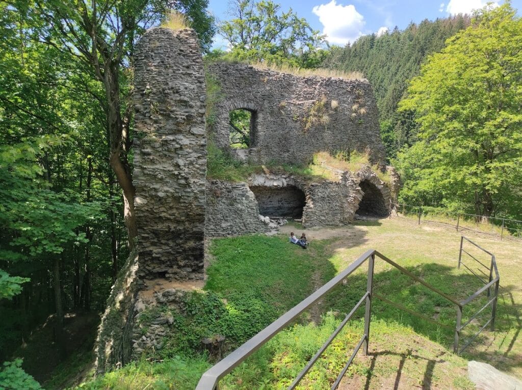 Návarov Castle (Hrad Návarov): A Ruined Gothic Castle in Czechia 1 Hrad Návarov