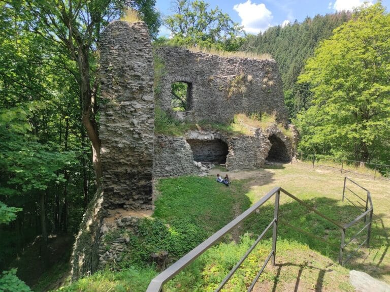 Hrad Návarov: A Medieval Castle in the Czech Republic