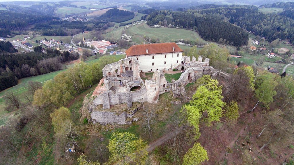 Pecka Castle: A Medieval Fortress and Renaissance Palace in Czechia 2 Pecka Castle